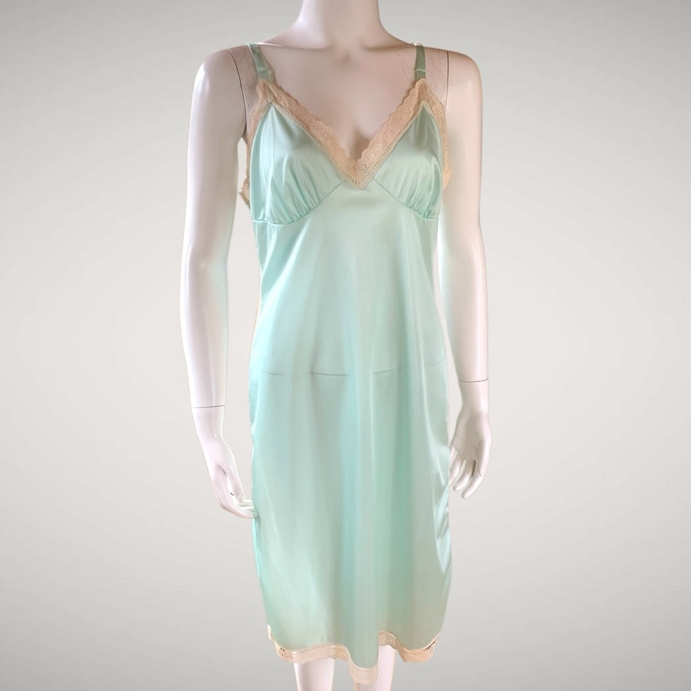 Vintage lace trimmed slip dress/peignoir size 36